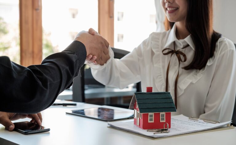 estate-agent-and-customer-shaking-hands-after-faft-2023-11-27-05-20-48-utc (1)